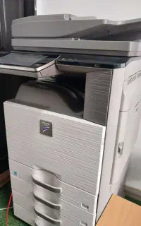 خانم مسلط به امور کافی نت و ثبت نام های اینترنتی