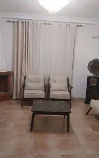 مبل کم کارکرده با یه میز وسط و دوتاعسلی
