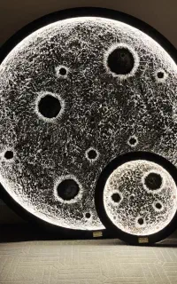 تابلو و ساعت ماه نوری