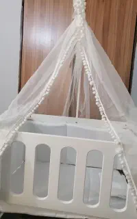 تخت و گهواره کنار مادر
