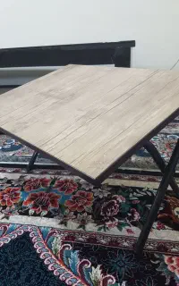 میز تحریر نشسته