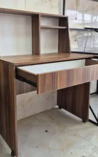 میز کشودار و کتابخانه