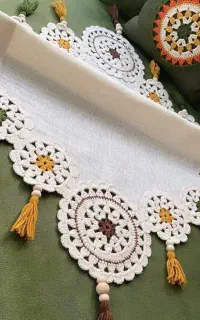 رومیزی  با موتیف قلاب‌بافی
