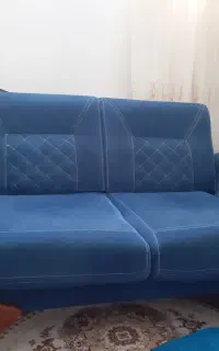 یک عدد مبل دونفره راحتی و گنجه