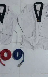 لباس تکواندو در دو سایز. باملزومات که درعکس هست.