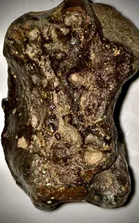 سنگ کلکسیونی با چگالی بالا، خاکه طلایی و درخشش UV