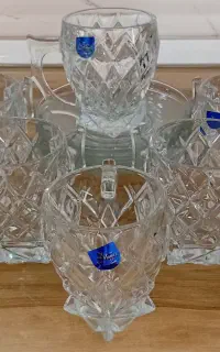استکان چای خوری با نعلبکی و تعدادی وسایل منزل ..