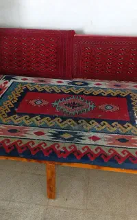 تخت چوبی سنتی + پشتی + فرش