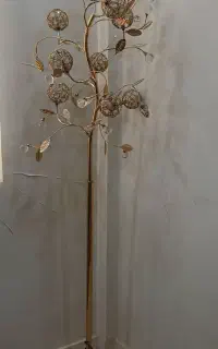 استند کنار سالنی ایستاده