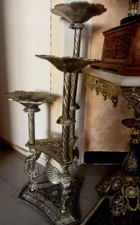 کنار سالنی بسیار قدیمی و انتیک