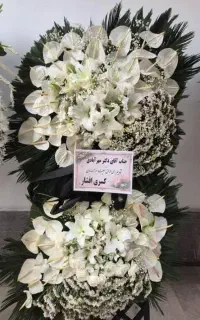 خریدار گل‌های باقی‌مانده از مراسم