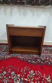 میز کنار تخت کشو دار رنگ‌گردویی
