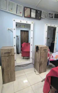 تعدادی آیینه قدی ایستاده آرایشگاهی