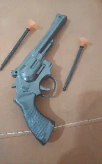 تفنگ پلاستیکی نو همراه با ۲ عدد تیر