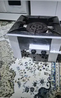 گاز  دو شعله و فرش زیرش و سه عدد فرش