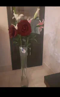 یه عدد گلدان شیشه ای همراه با گل