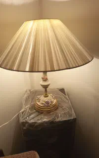 آباژور در حد نو رنگ سفید با نور ملایم