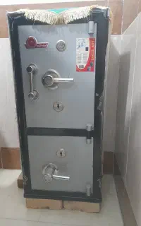 گاو صندوق کاملا تمیز و جاداربزرگ