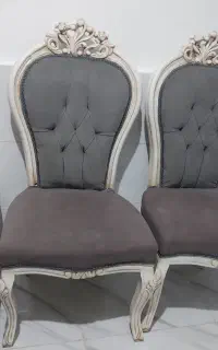 تعدادی صندلی مبل و اپنی