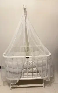 تخت کنار مادر