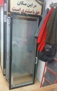 درب یخچال ایستاده