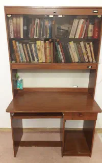 میز تحریر و کتابخانه