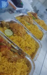 تهیه غذای خانگی جوان