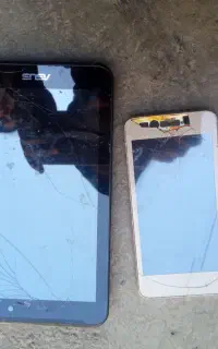 یک عدد گوشی و یک تبلت شکسته