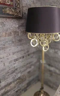 اباژور ایستاده و رو میزی