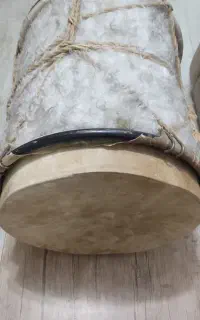 دمام با سه عدد پوست بز