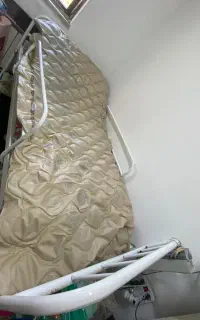 تخت بیمارستانی دو شکن همراه تشک  و تشک مواج