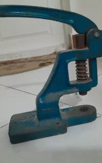 دکمه زن همراه قالب وپوکه