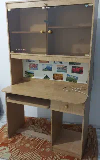 میز تحریر و کتابخانه