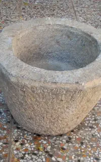 هاون سنگی با قدمت تاریخی و چکشکاری دستی
