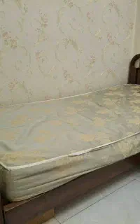 تخت چوبی محکم کارکرده، همراه خوشخواب