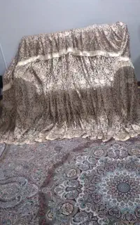 دو عدد پرده از همین عکس و همراه با میله پرده طلایی