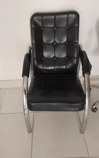 صندلی اداری و کامپیوتر