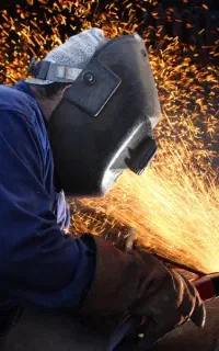 استخدام نیرو آچار بدست