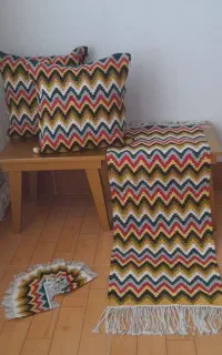 گلیم رومیزی دستبافت همراه با کوسن وزیر لیوانی