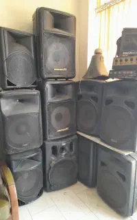 تعدادی باند و میکروفون و اکو