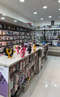 ویترین لوازم جانبی موبایل و موبایل فروشی