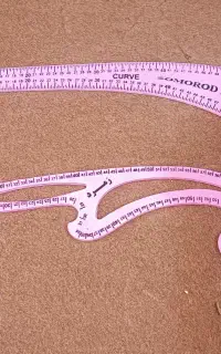 خط کش و کتاب خیاطی