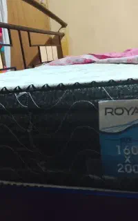 تخت خواب وتشک تمیز بدون فرو رفتگی درحد صفر