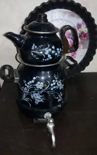 کتری و قوری و تعدادی چینی وجا دستمال