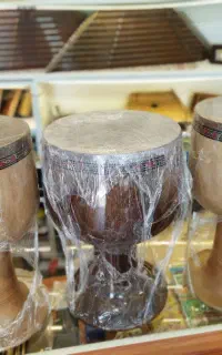 تمبک مُهر صمدشیرانی در فروشگاه دنیای هنر لاهیجان