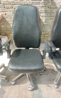 تعدادی صندلی پیچی دسته دوم در حد نو