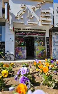 همکار وفروشنده خانم برای کتاب فروشی