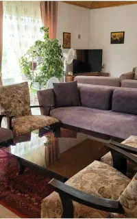 یکدست مبل هفت نفره ومیز وسط