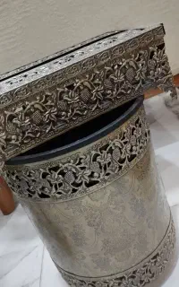 جا دستمالی و سطل کنار سالنی
