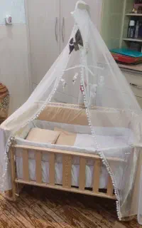 تخت کنار مادر نو